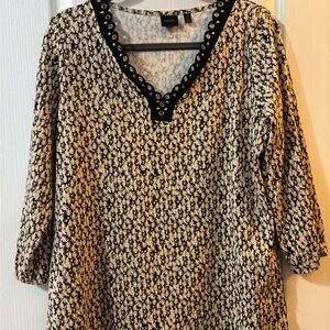 Rafaella size 1X Patterned V-Neck Blouse